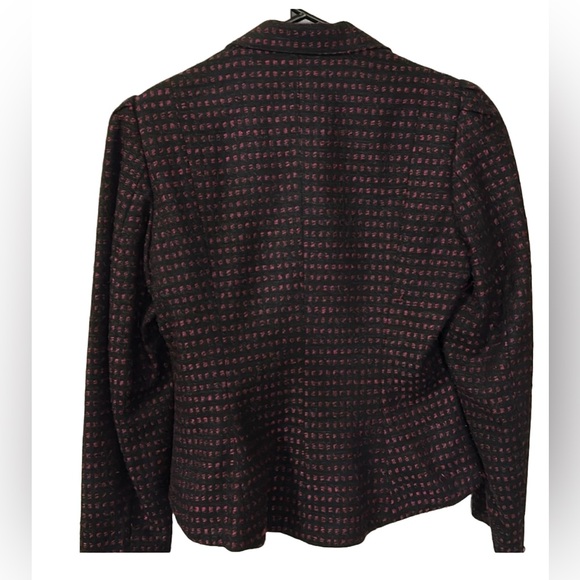 Cute short blazer with an asymmetrical look. Shorter in the front than the back. - Picture 4 of 5